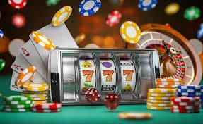 မိုဘိုင်းဖုန်းမှ Bingo ဂိမ်းကစားနေသော မြန်မာ ကစားသမား